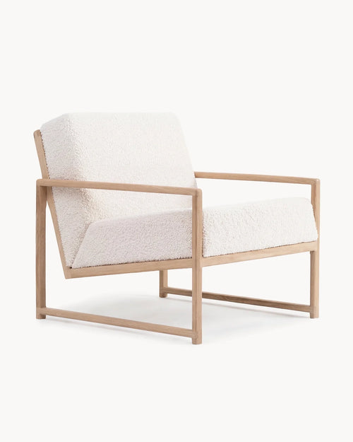 Armchair Einar in ivory bouclé on a solid oak frame, three-quarter view
