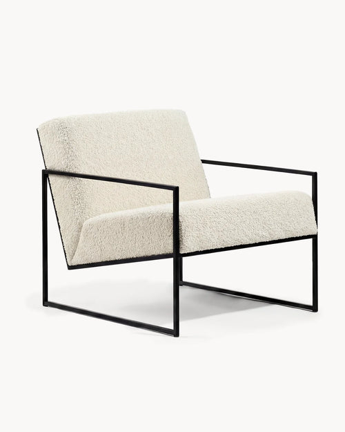 Armchair Kent in ivory bouclé on a black powder-coated steel frame, three-quarter view
